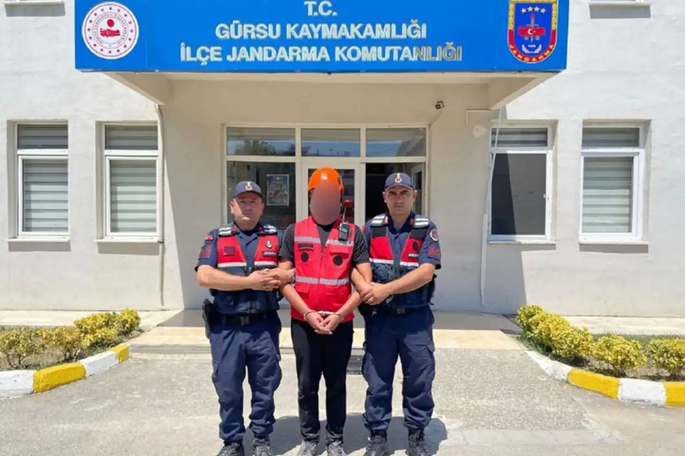 Bursa'da yangın bölgesinde AKUT kıyafeti giyen hırsızlık şüpheli yakalandı Bursa'da yangın bölgesinde AKUT kıyafeti giyen hırsızlık şüpheli yakalandı