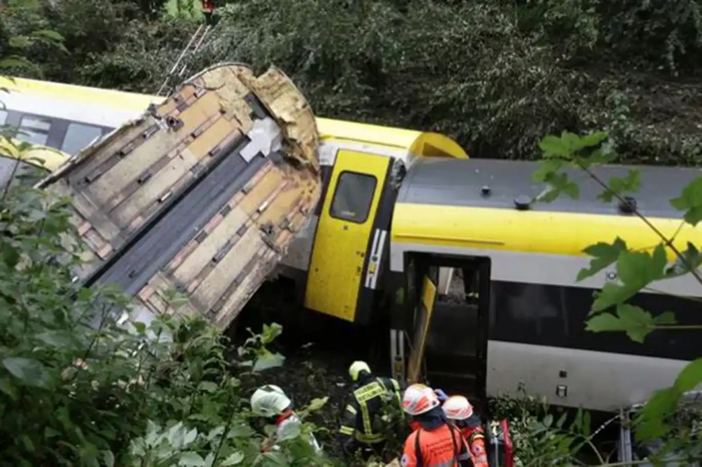 Almanya'da yolcu treni devrildi: 3 ölü, 34 yaralı Almanya'da yolcu treni devrildi: 3 ölü, 34 yaralı