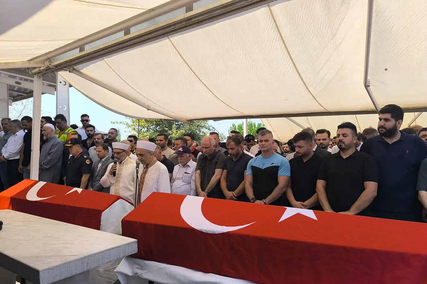 Bursa'daki orman yangınına su taşırken kazada hayatını kaybedenler defnedildi