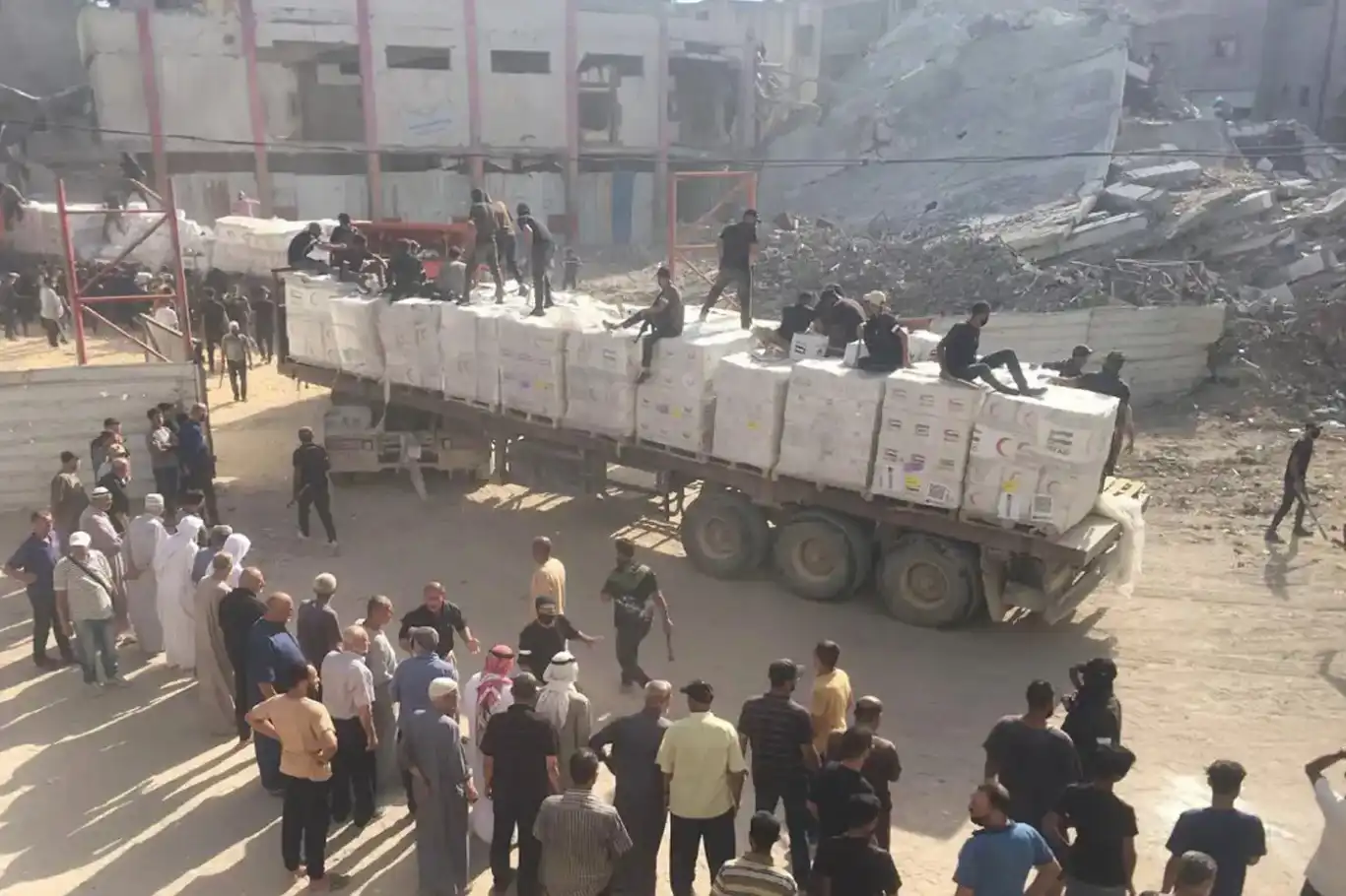 غزة المنكوبة..استشهاد 10 فلسطينيين أثناء تأمين قوافل المساعدات في شمال غرب القطاع