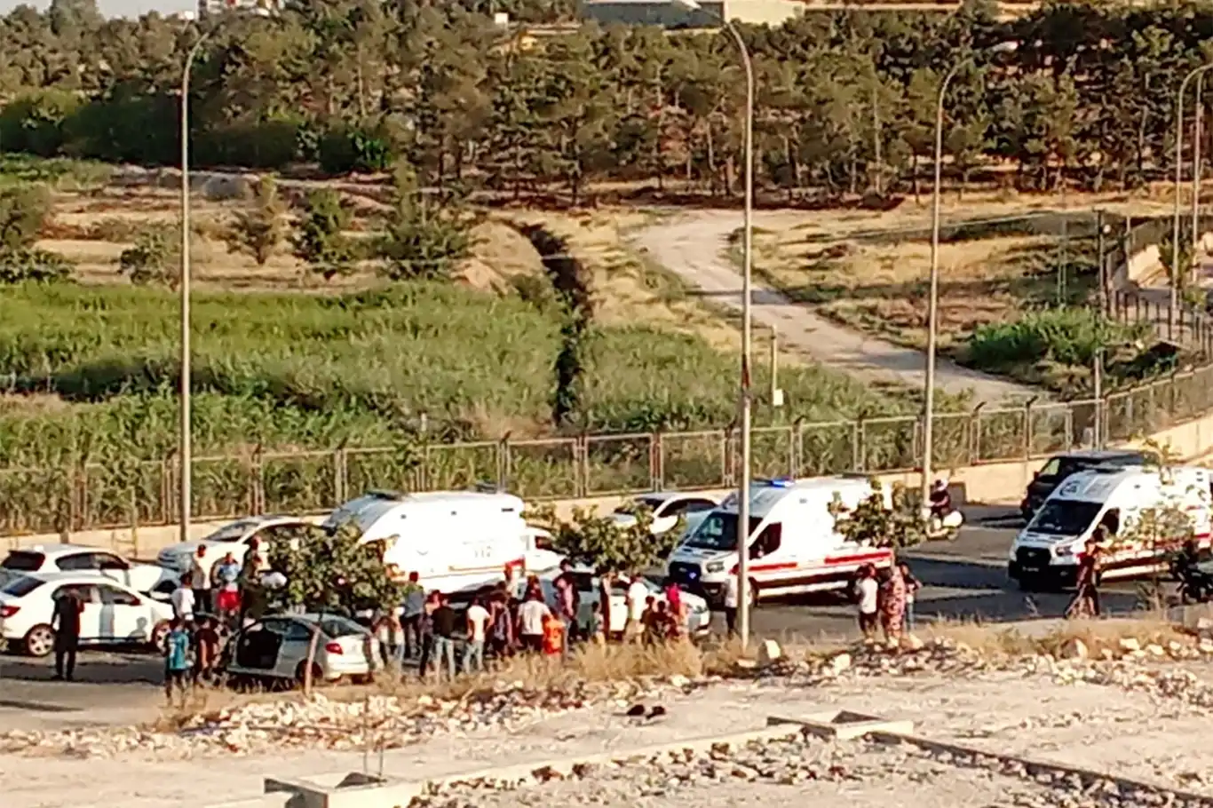 Aracın direğe çarpması nedeniyle kaldırımda yürüyen genç baygınlık geçirdi Aracın direğe çarpması nedeniyle kaldırımda yürüyen genç baygınlık geçirdi