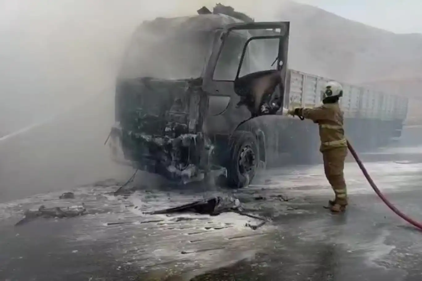 Cizre’de seyir halindeki tır alev aldı