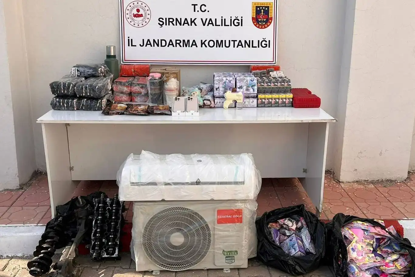 Şırnak’ta 5,6 milyon liralık kaçak eşya ele geçirildi Şırnak’ta 5,6 milyon liralık kaçak eşya ele geçirildi