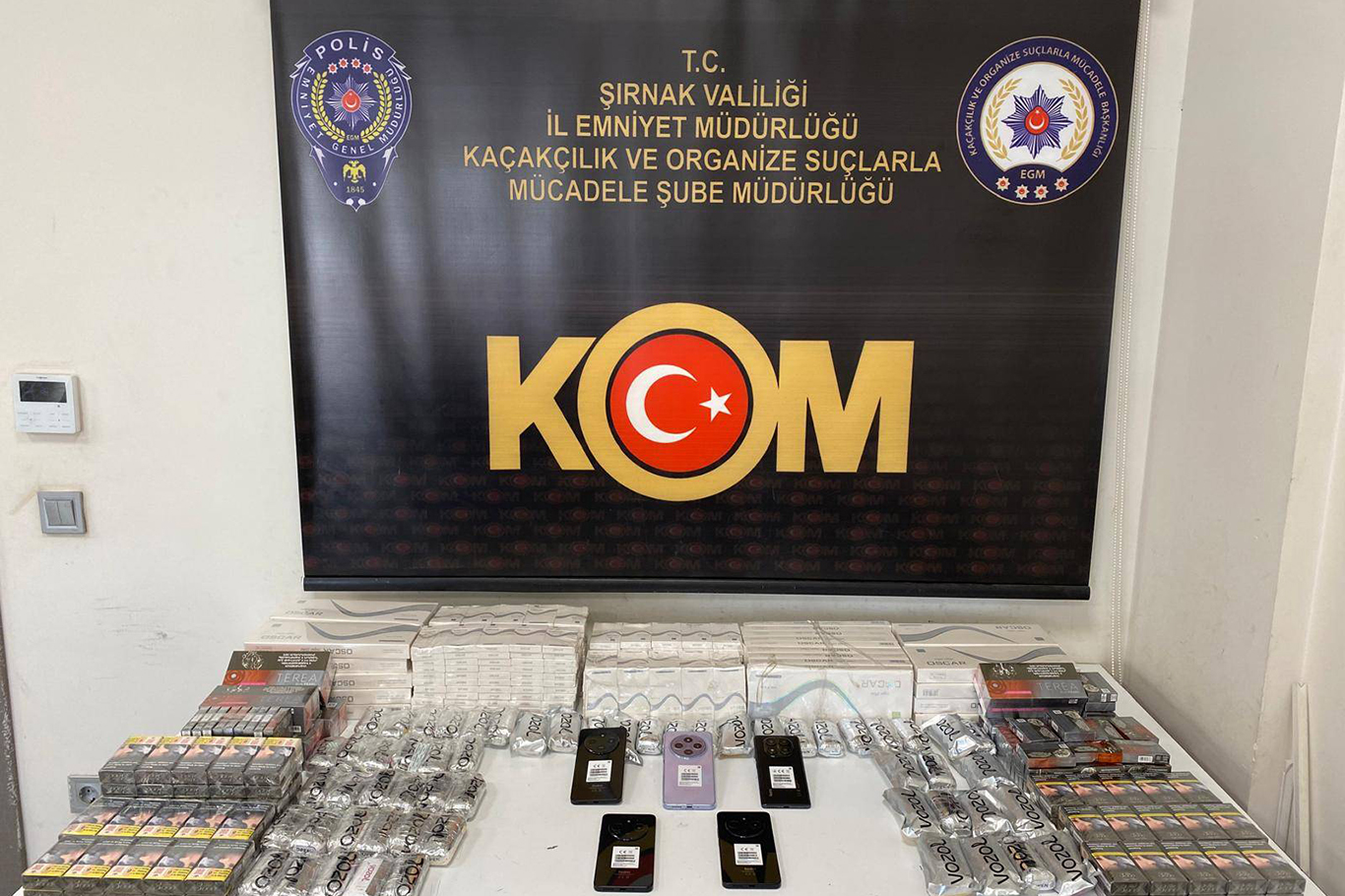 Şırnak’ta 5,6 milyon liralık kaçak eşya ele geçirildi Şırnak’ta 5,6 milyon liralık kaçak eşya ele geçirildi