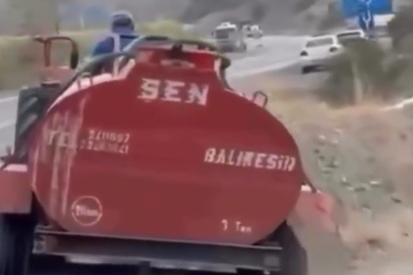 Yangına traktörle koştu: Patlayan tekerleğe rağmen durmadı Yangına traktörle koştu: Patlayan tekerleğe rağmen durmadı