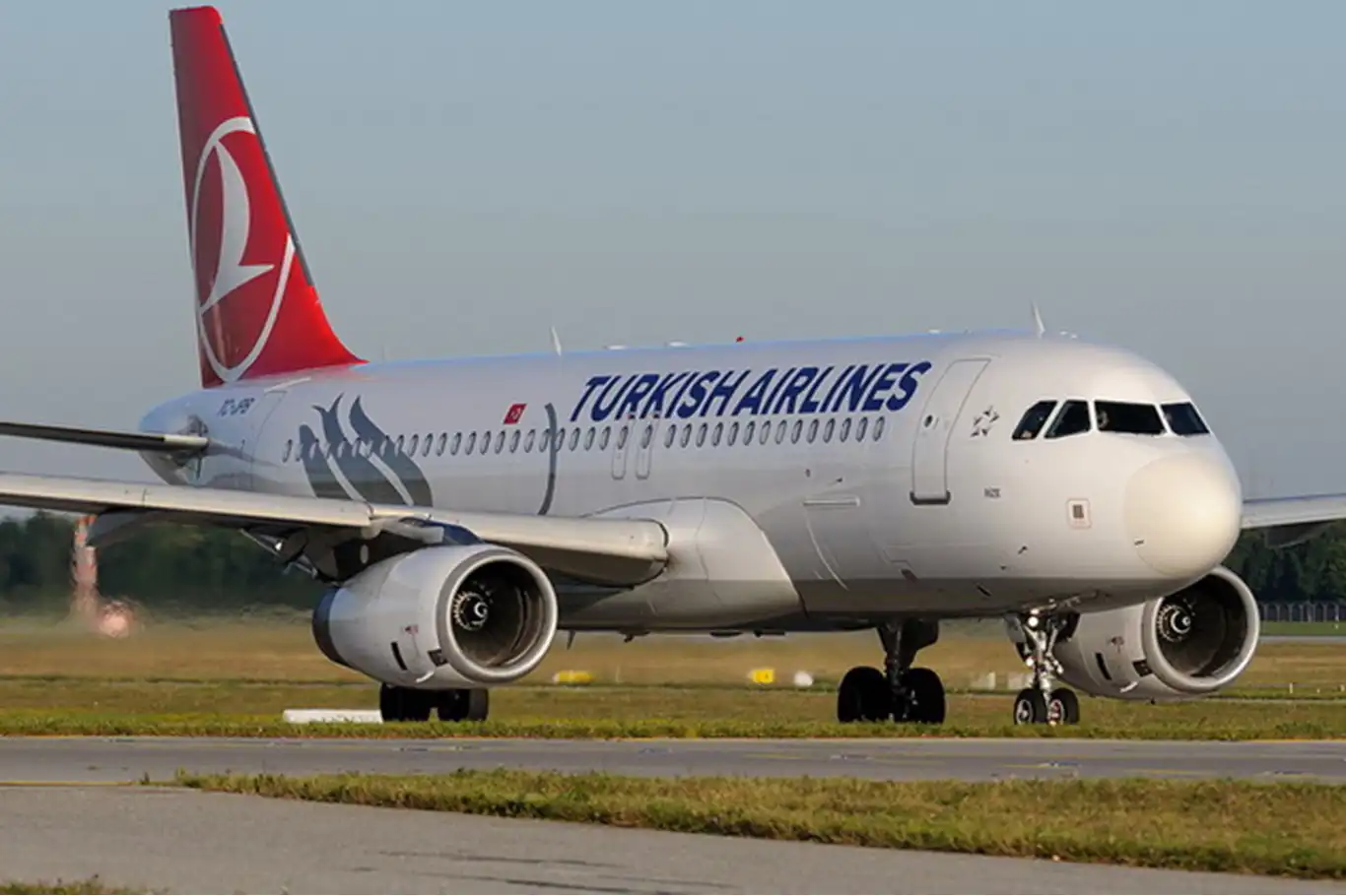 THY uçağında arıza nedeniyle yolcular tahliye edildi THY uçağında arıza nedeniyle yolcular tahliye edildi