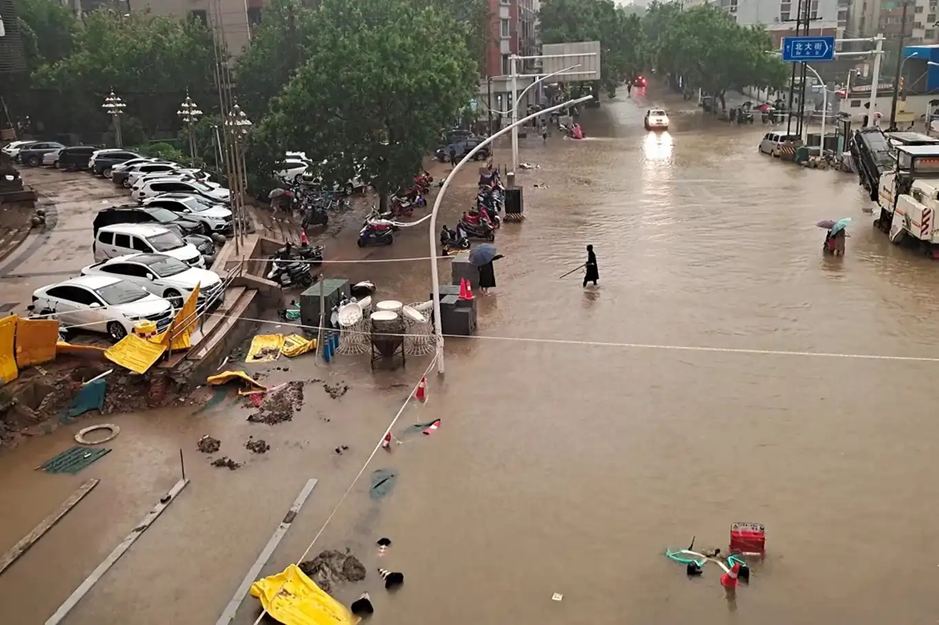 Çin'de şiddetli yağış ve su baskını