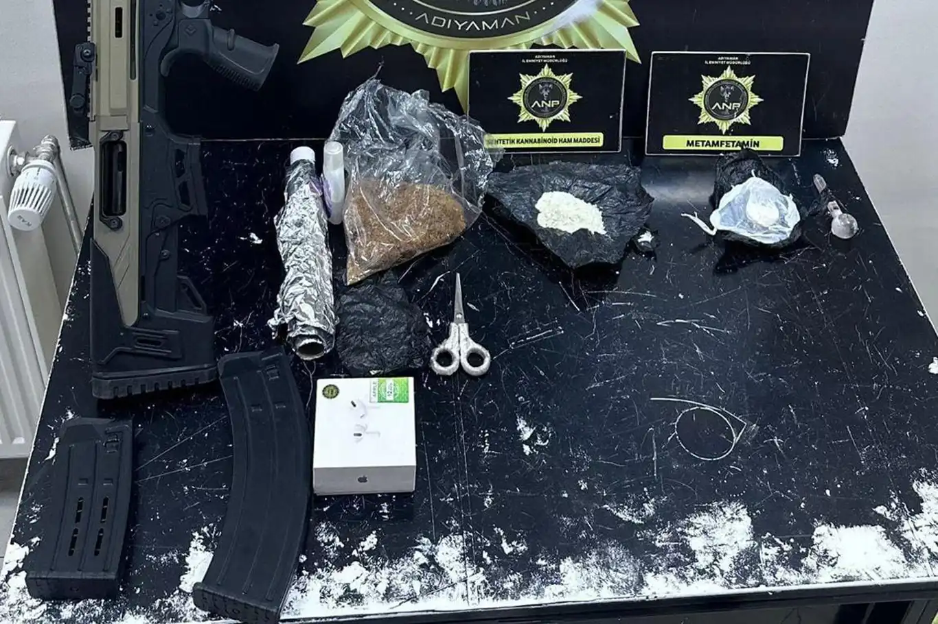Adıyaman'da sentetik uyuşturucu operasyonu: 3 gözaltı Adıyaman'da sentetik uyuşturucu operasyonu: 3 gözaltı