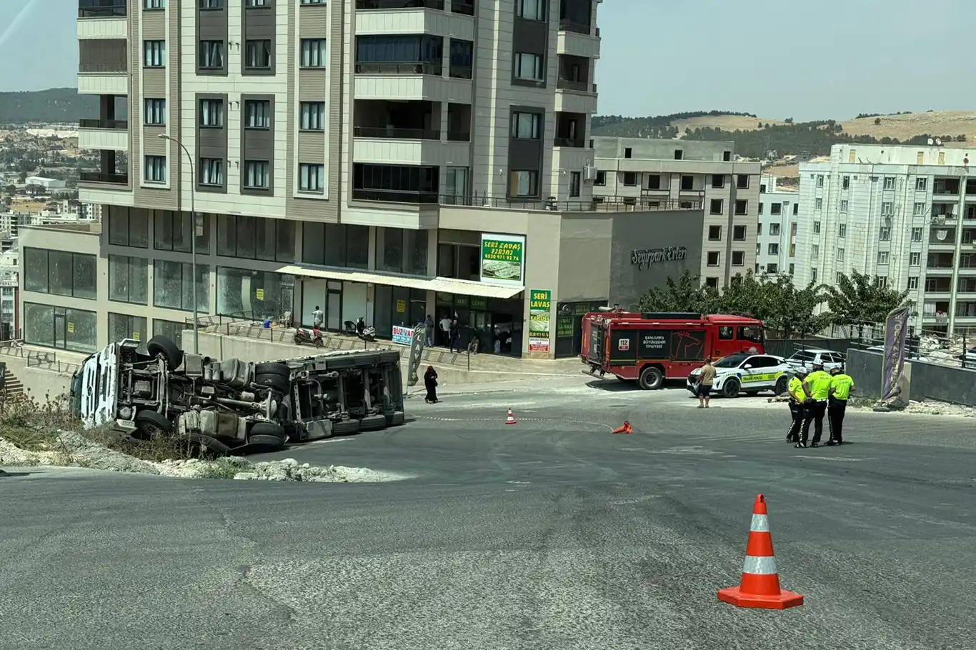 Şanlıurfa'da tır devrildi: Sürücü yaralandı