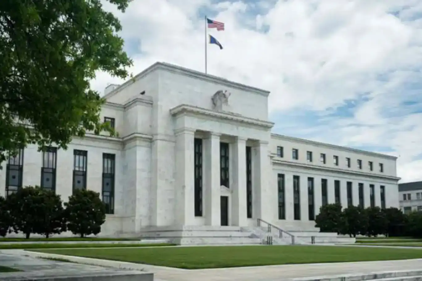 البنك المركزي الأمريكي يُبقي سعر الفائدة دون تغيير البنك المركزي الأمريكي يُبقي سعر الفائدة دون تغيير