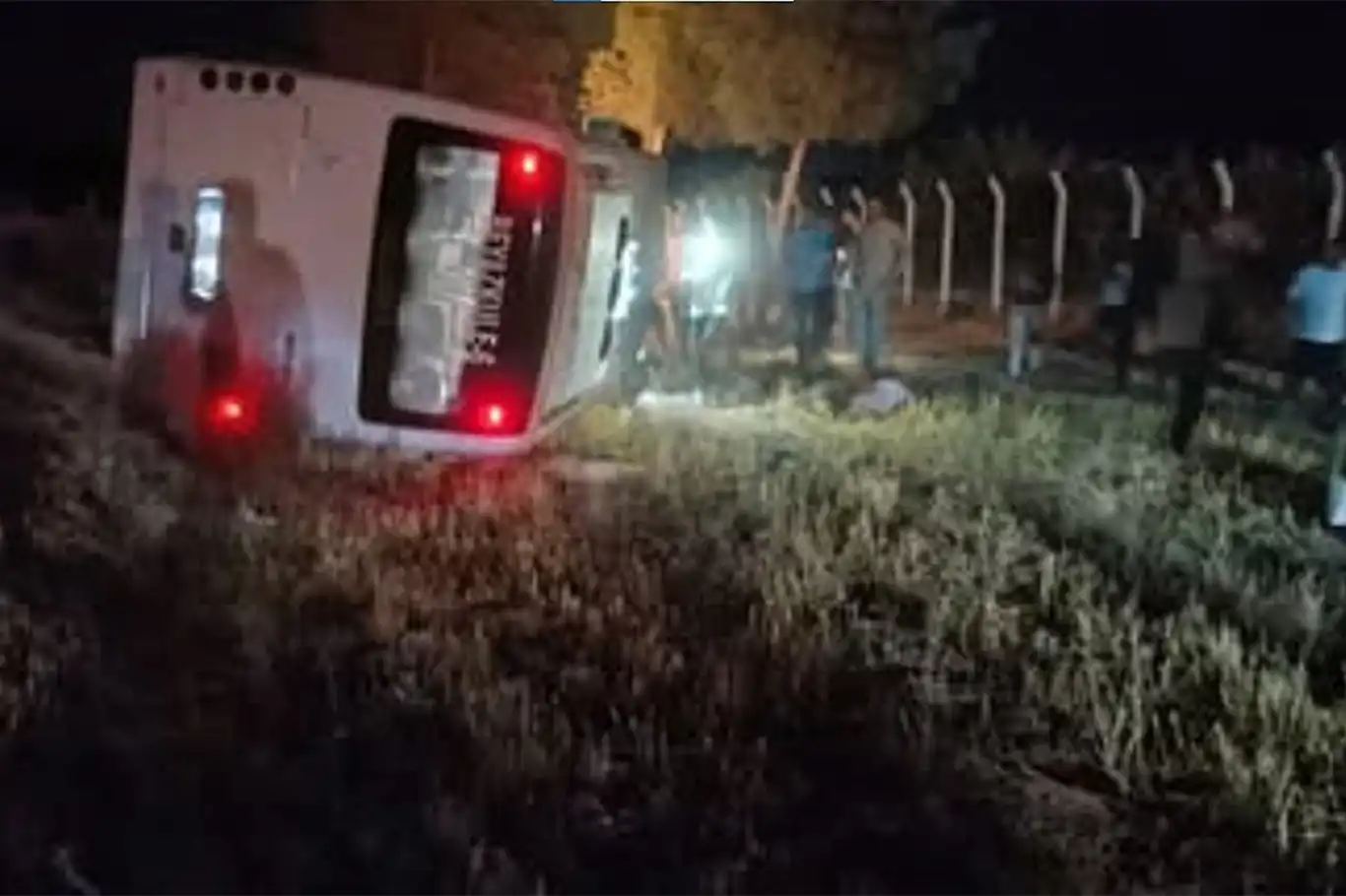 Şanlıurfa'da işçileri taşıyan servis aracı kaza yaptı: 15 yaralı Şanlıurfa'da işçileri taşıyan servis aracı kaza yaptı: 15 yaralı