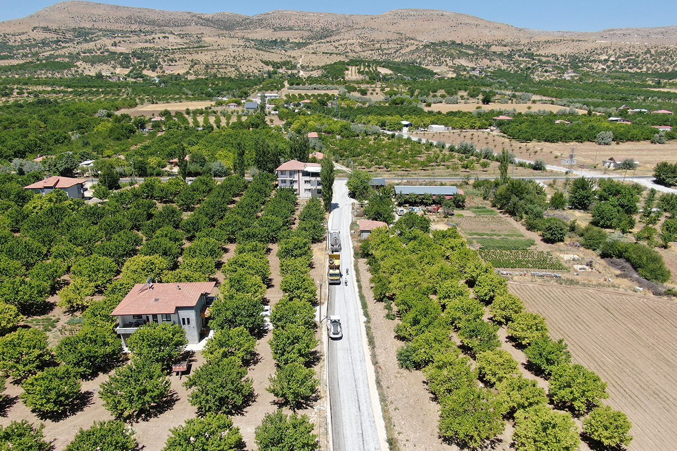 Malatya Büyükşehir Belediyesi ilçelerdeki yolları yeniliyor Malatya Büyükşehir Belediyesi ilçelerdeki yolları yeniliyor