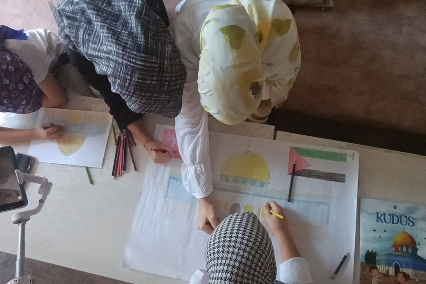 Kur'an kursu öğrencileri Gazze'ye yönelik saldırılarına çizimlerle tepki gösterdiler Kur'an kursu öğrencileri Gazze'ye yönelik saldırılarına çizimlerle tepki gösterdiler