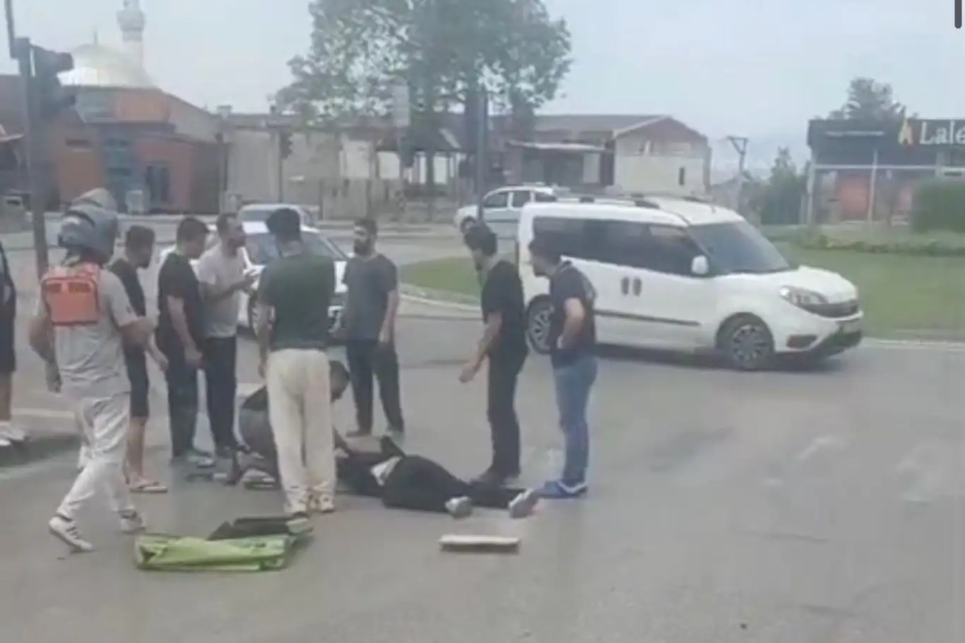 Motokurye tırın altında kaldı: 1 ağır yaralı