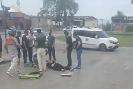 Motokurye tırın altında kaldı: 1 ağır yaralı