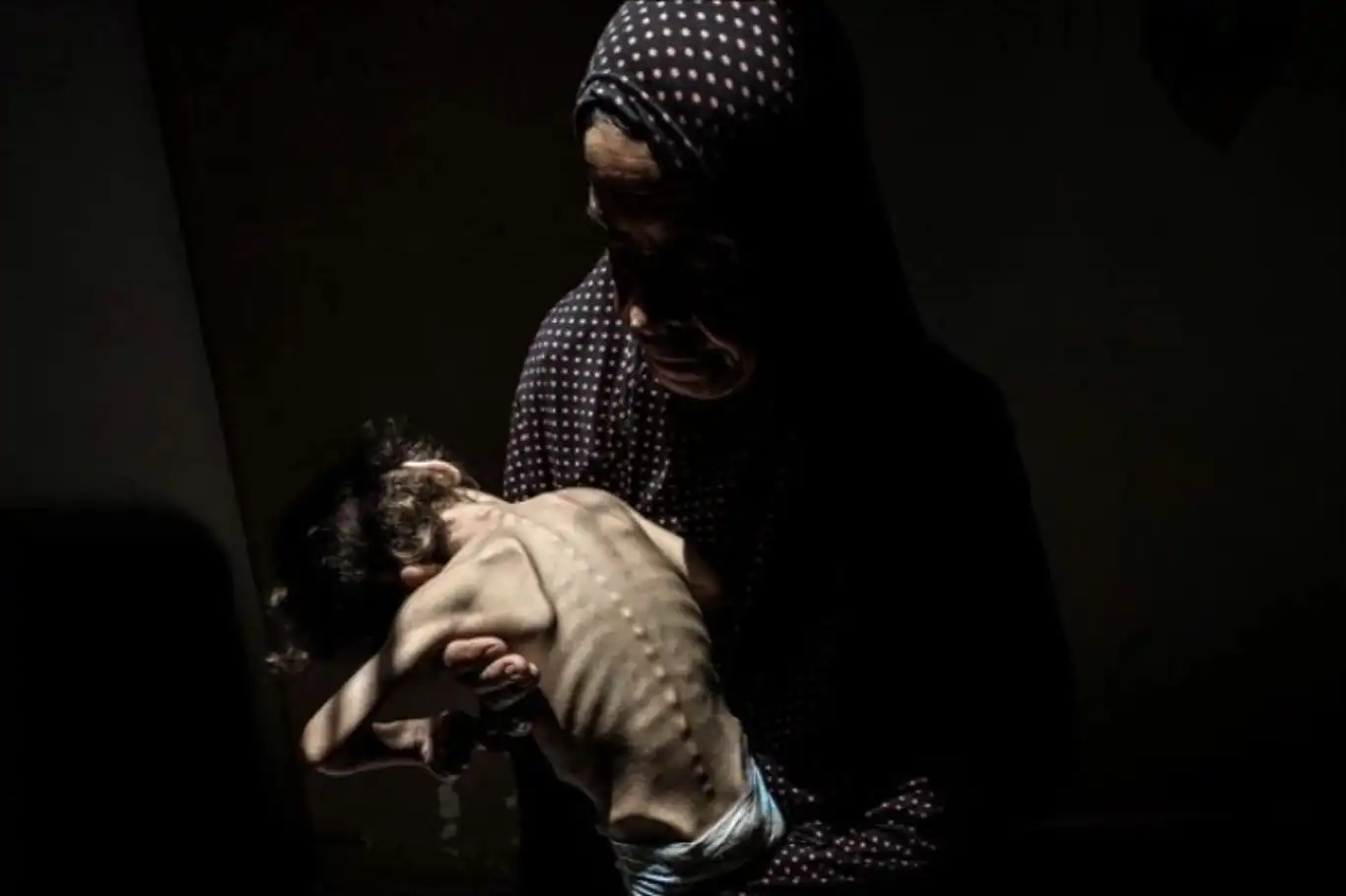 قناة صهيونية تسخر من أم فلسطينية في غزة فقدت طفلتها بسبب الجوع قناة صهيونية تسخر من أم فلسطينية في غزة فقدت طفلتها بسبب الجوع