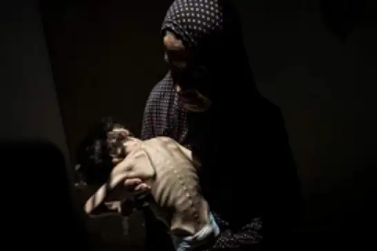 قناة صهيونية تسخر من أم فلسطينية في غزة فقدت طفلتها بسبب الجوع