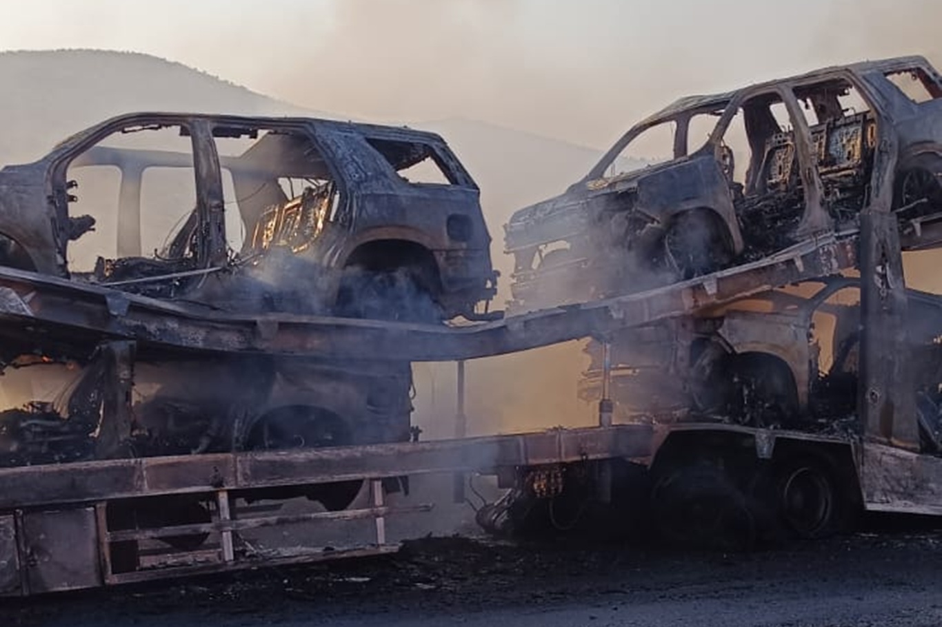 Lüks araçları taşıyan tır yandı, 5 otomobil hurdaya döndü! Lüks araçları taşıyan tır yandı, 5 otomobil hurdaya döndü!