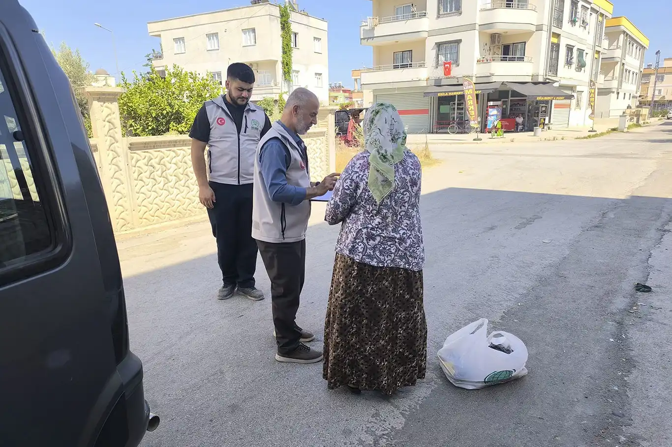 Tarsus Umut Kervanı'ndan ihtiyaç sahibi ailelere gıda yardımı Tarsus Umut Kervanı'ndan ihtiyaç sahibi ailelere gıda yardımı