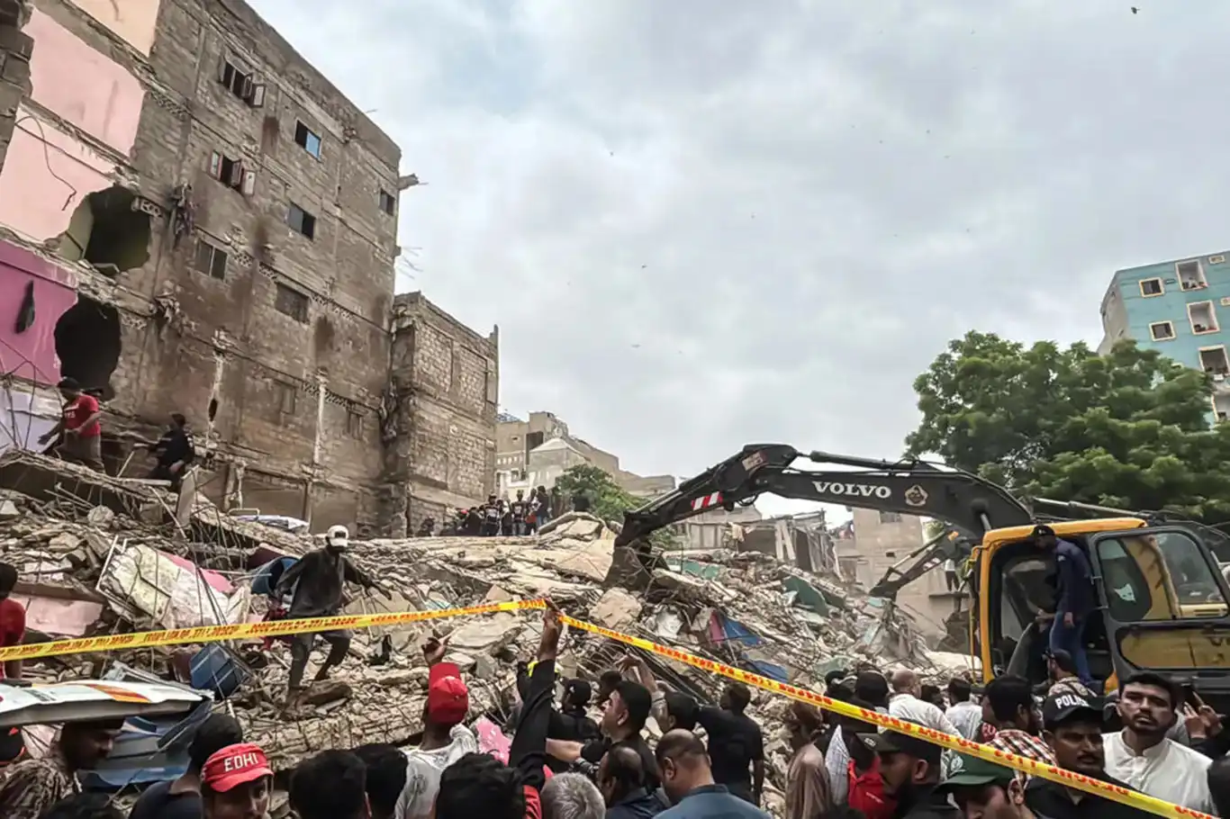 مصرع 5 أشخاص بانهيار مبنى مكوّن من 5 طوابق في باكستان مصرع 5 أشخاص بانهيار مبنى مكوّن من 5 طوابق في باكستان