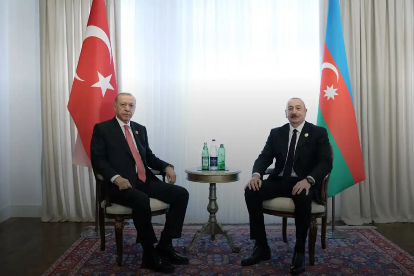 Cumhurbaşkanı Erdoğan, Azerbaycan Cumhurbaşkanı Aliyev ile görüştü Cumhurbaşkanı Erdoğan, Azerbaycan Cumhurbaşkanı Aliyev ile görüştü
