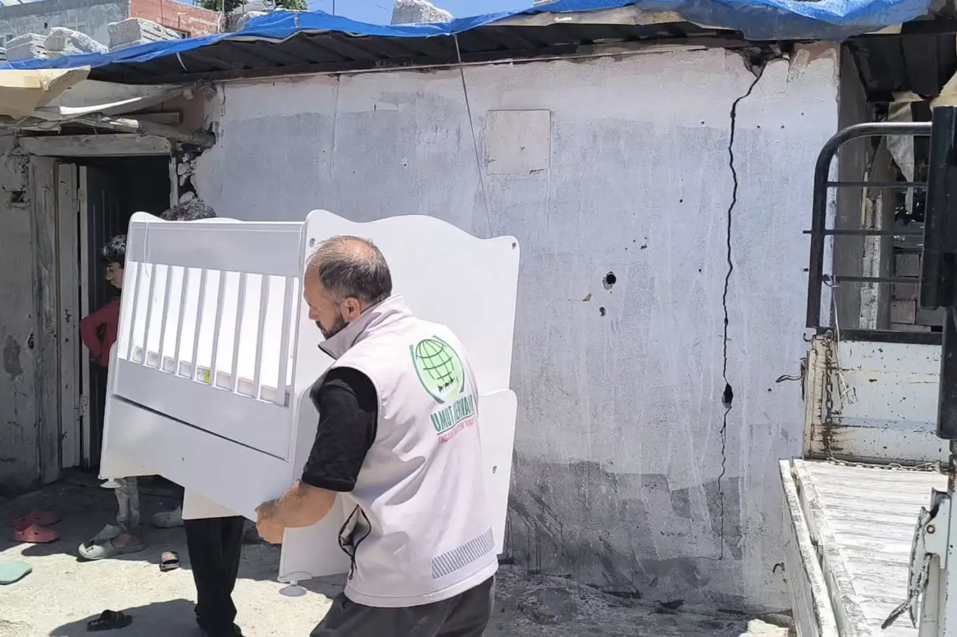 Tarsus Umut Kervanı'ndan ihtiyaç sahibi ailelere ev eşyası desteği Tarsus Umut Kervanı'ndan ihtiyaç sahibi ailelere ev eşyası desteği