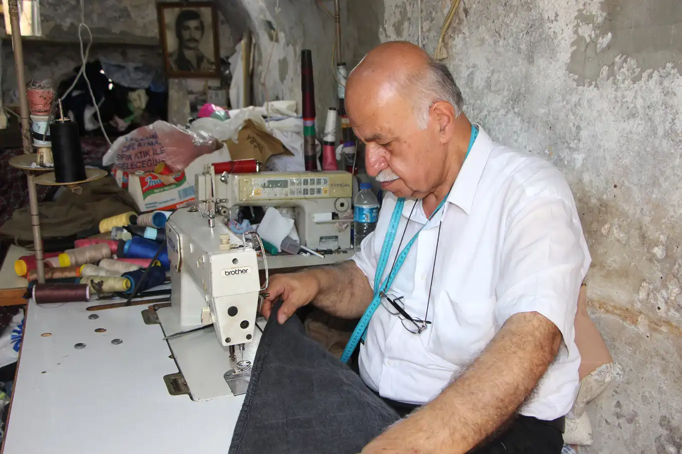7 yaşında başladığı terzi mesleğini 64 yıldır sürdüren Ekrem Usta: Hiçbir zaman rızık korkusu yaşamadım 7 yaşında başladığı terzi mesleğini 64 yıldır sürdüren Ekrem Usta: Hiçbir zaman rızık korkusu yaşamadım