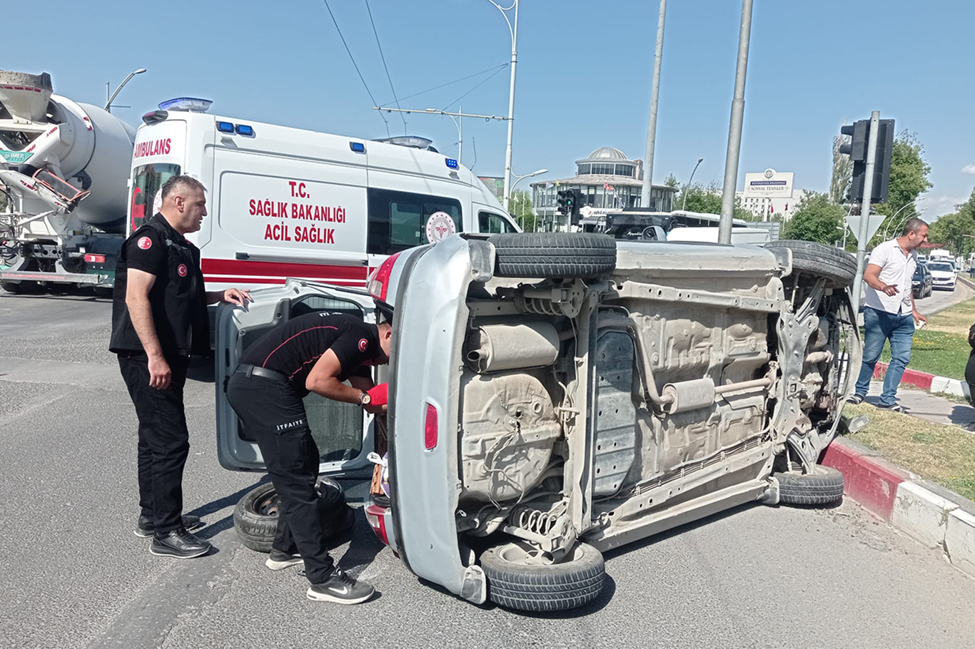 Yan yatan otomobilden sürücü yara almadan kurtuldu Yan yatan otomobilden sürücü yara almadan kurtuldu