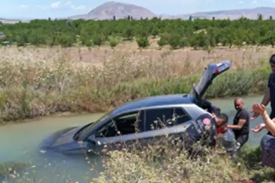 Malatya'da otomobil dereye uçtu: 2 yaralı