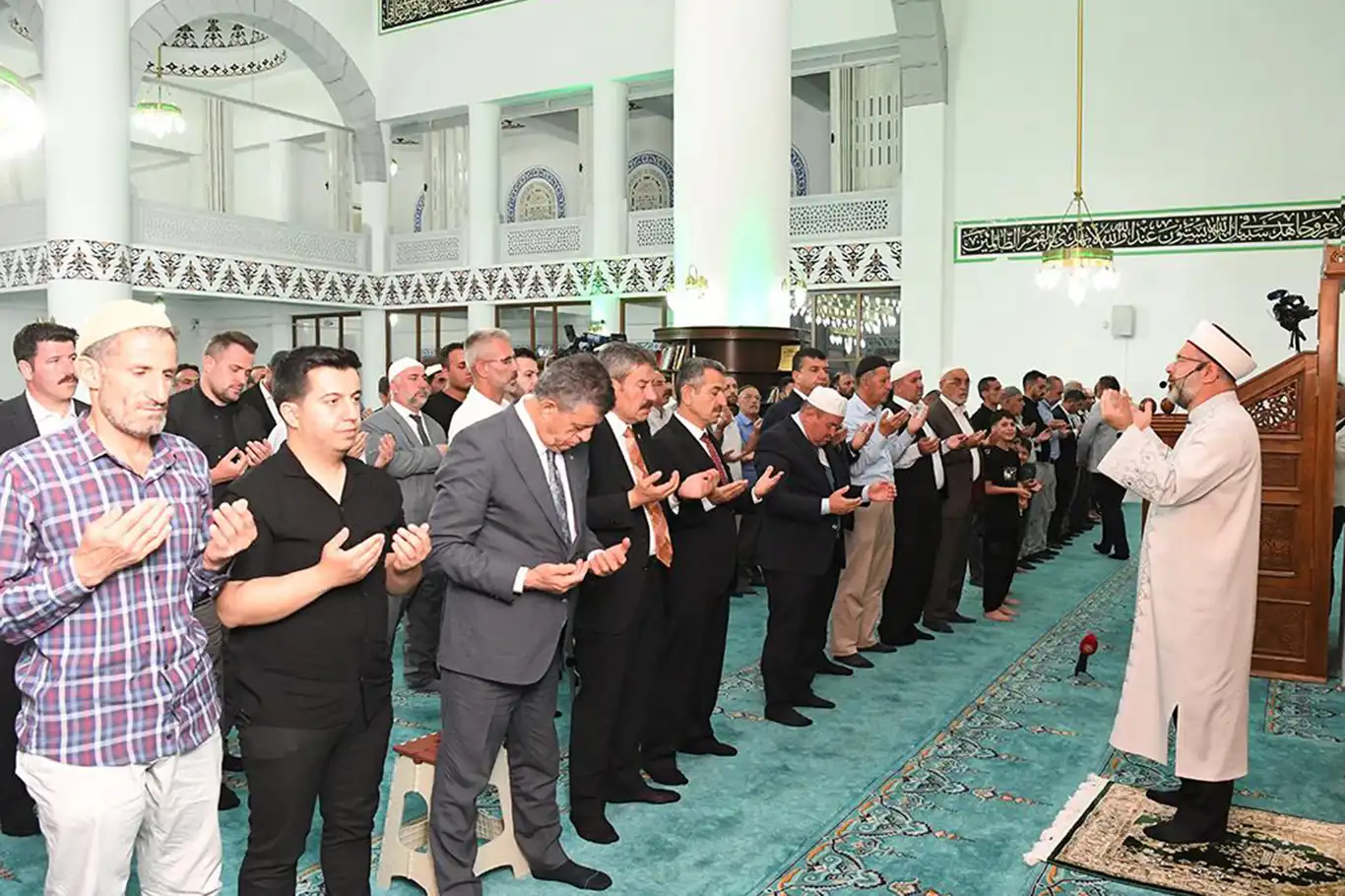 Diyanet İşleri Başkanı Erbaş, orman yangınlarının sönmesi için dua etti Diyanet İşleri Başkanı Erbaş, orman yangınlarının sönmesi için dua etti