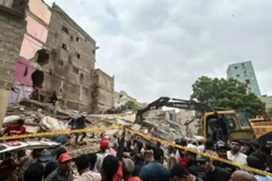 Pakistan'da bina çökmesi: 27 ölü