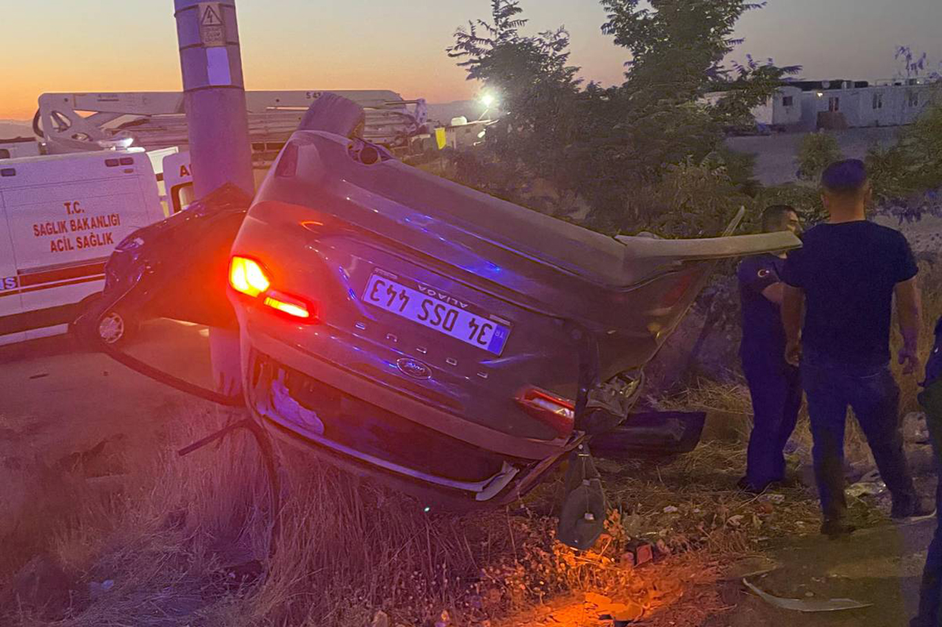 Sürücünün direksiyon hâkimiyetini kaybettiği otomobil takla attı: 3 yaralı Sürücünün direksiyon hâkimiyetini kaybettiği otomobil takla attı: 3 yaralı