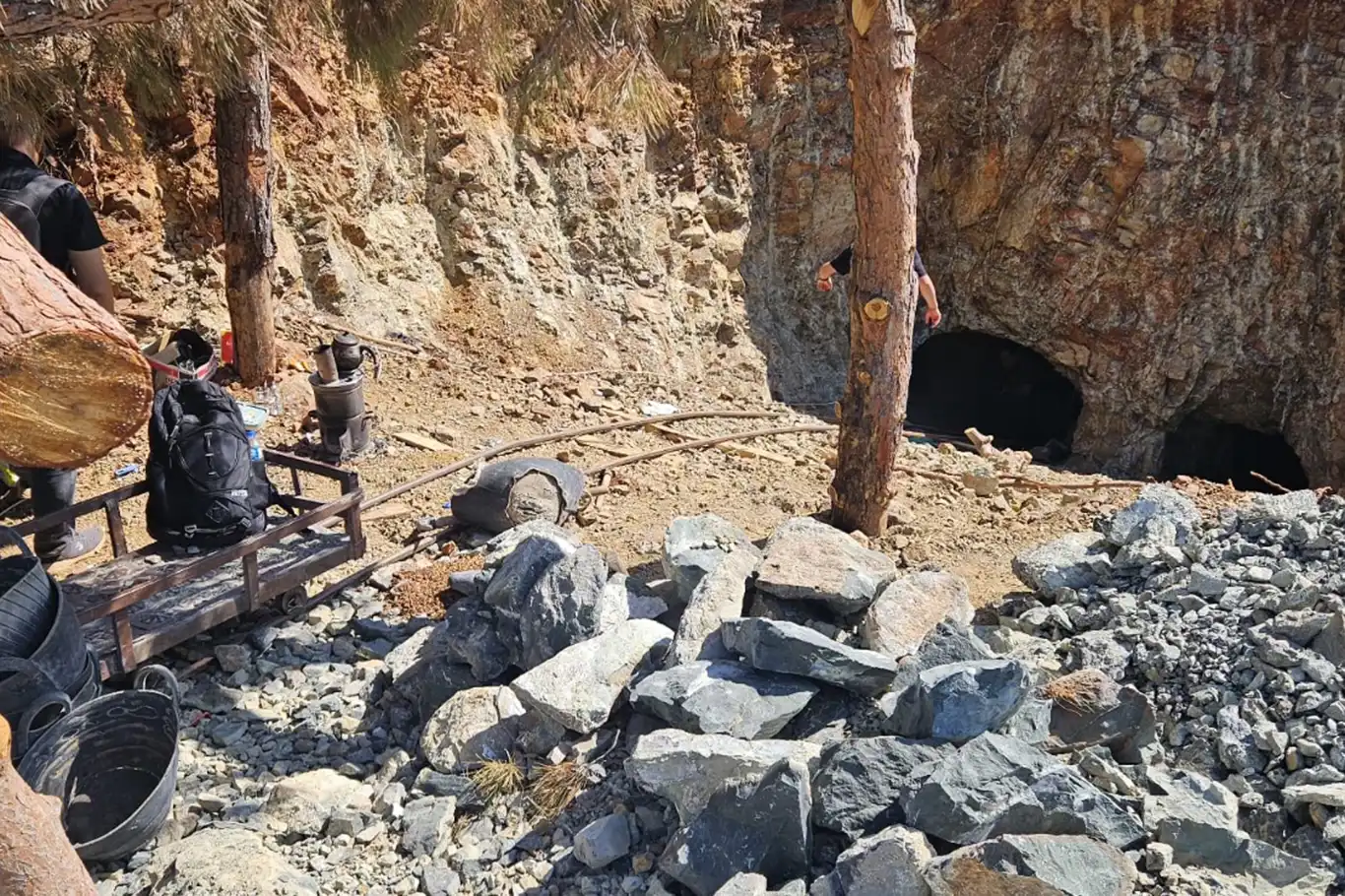 Gaziantep'te kaçak krom madeni çıkaran 3 kişi gözaltına alındı Gaziantep'te kaçak krom madeni çıkaran 3 kişi gözaltına alındı