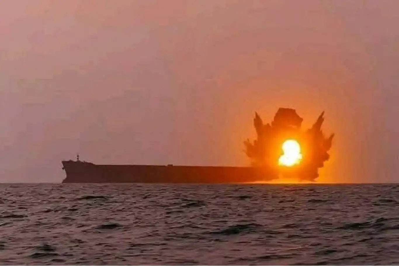 Ensarullah'ın vurduğu gemi batmak üzere! Ensarullah'ın vurduğu gemi batmak üzere!