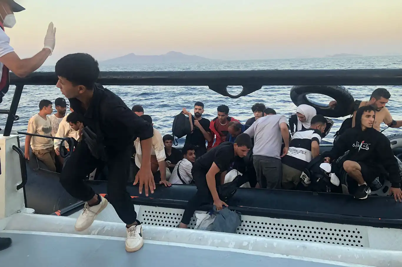 Muğla açıklarında 22 düzensiz göçmenler kurtarıldı Muğla açıklarında 22 düzensiz göçmenler kurtarıldı