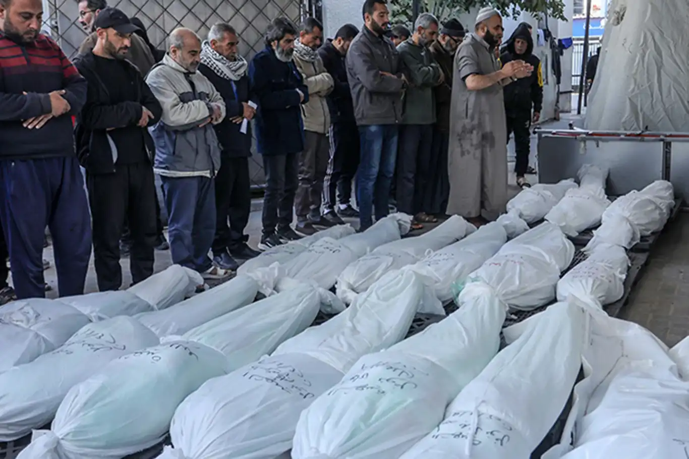 Gazze'de siyonist vahşet devam ediyor: Son 24 saatte 105 şehit Gazze'de siyonist vahşet devam ediyor: Son 24 saatte 105 şehit