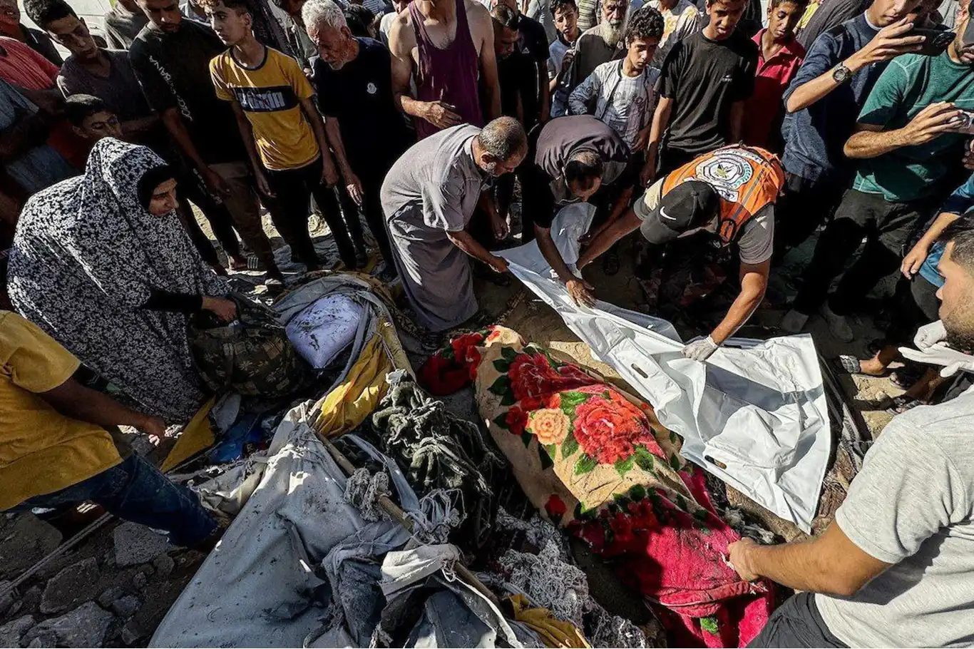 Gazze'de şehit sayısı 57 bin 575'e yükseldi Gazze'de şehit sayısı 57 bin 575'e yükseldi