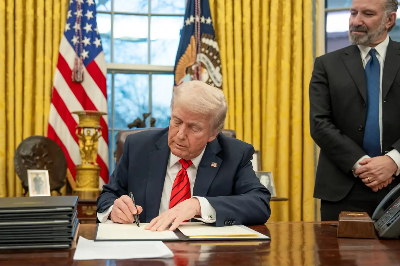 Trump, Rusya'ya karşı yeni yaptırımları kabul etmeyi düşündüğünü söyledi Trump, Rusya'ya karşı yeni yaptırımları kabul etmeyi düşündüğünü söyledi