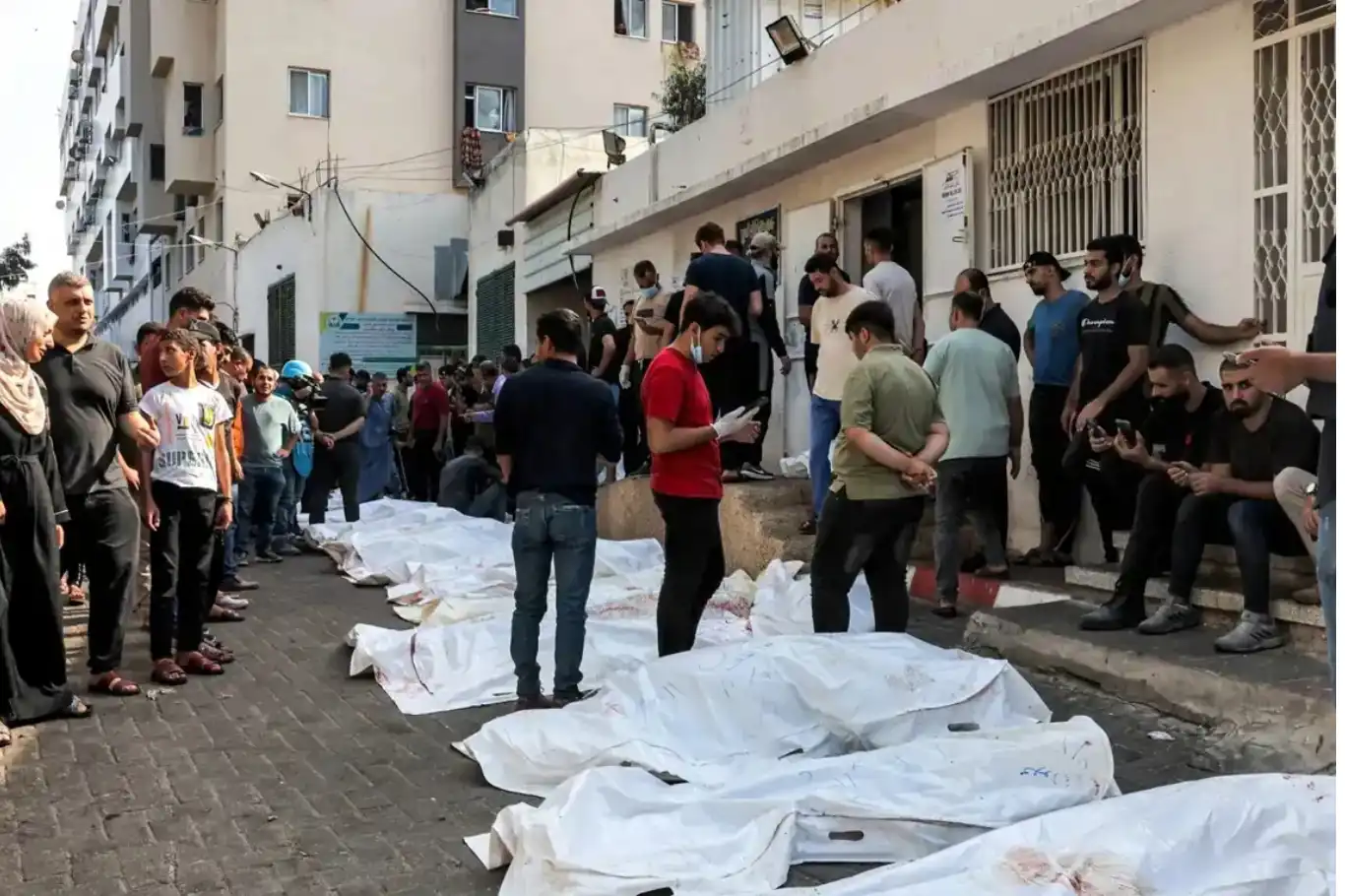تحذيرات من كارثة طبية وشيكة جراء نفاد الوقود في مستشفى الشفاء بغزة