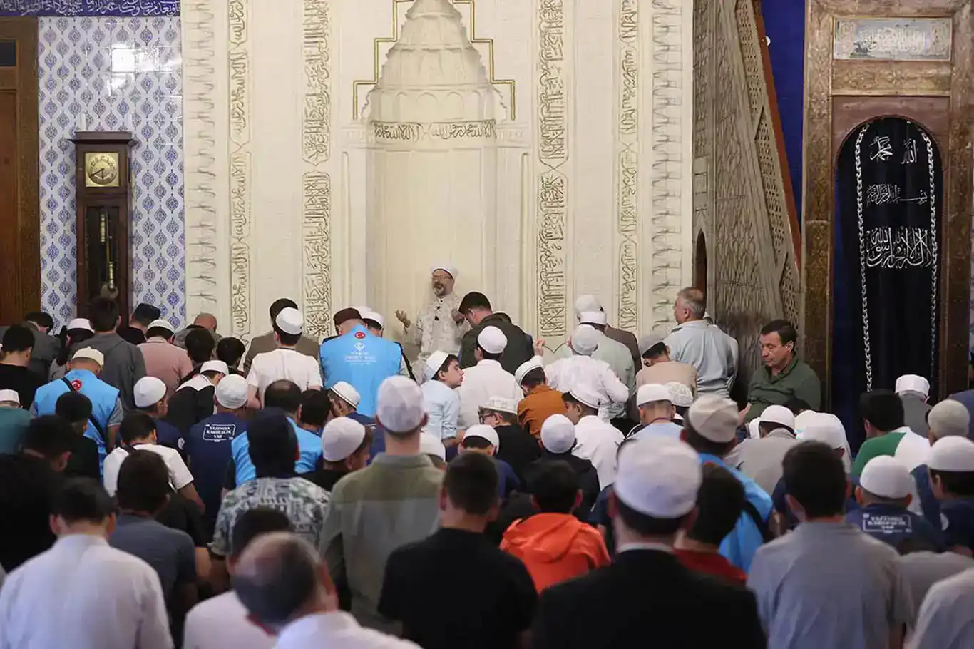Di hemû camîyan de ji bo parastina ji afetan dua hat kirin