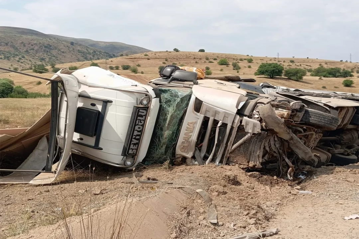 Bingöl'de tır kazası: 3 kişi yaralandı Bingöl'de tır kazası: 3 kişi yaralandı