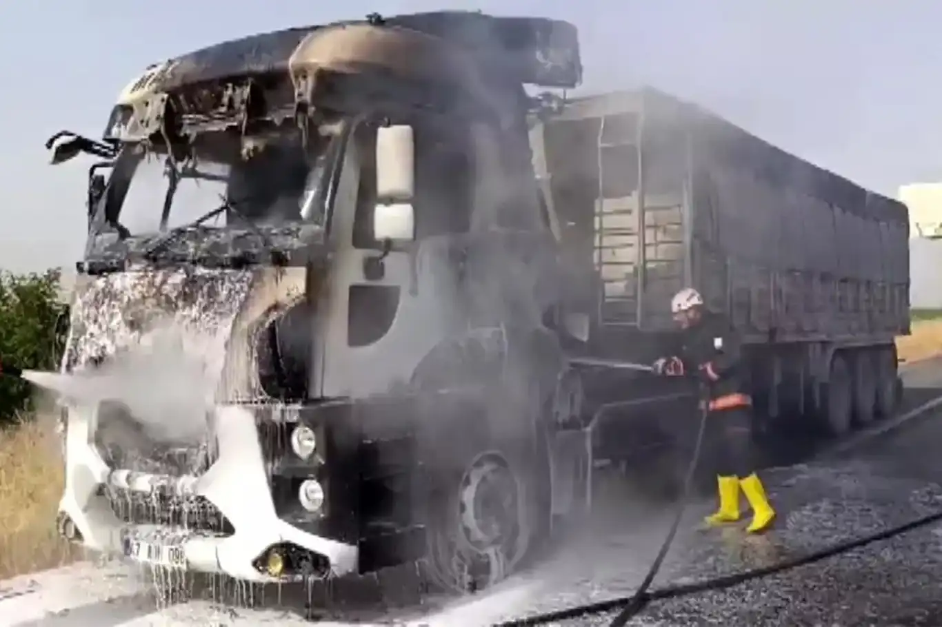 Şanlıurfa’da seyir halindeyken alev alan tır kullanılamaz hale geldi Şanlıurfa’da seyir halindeyken alev alan tır kullanılamaz hale geldi