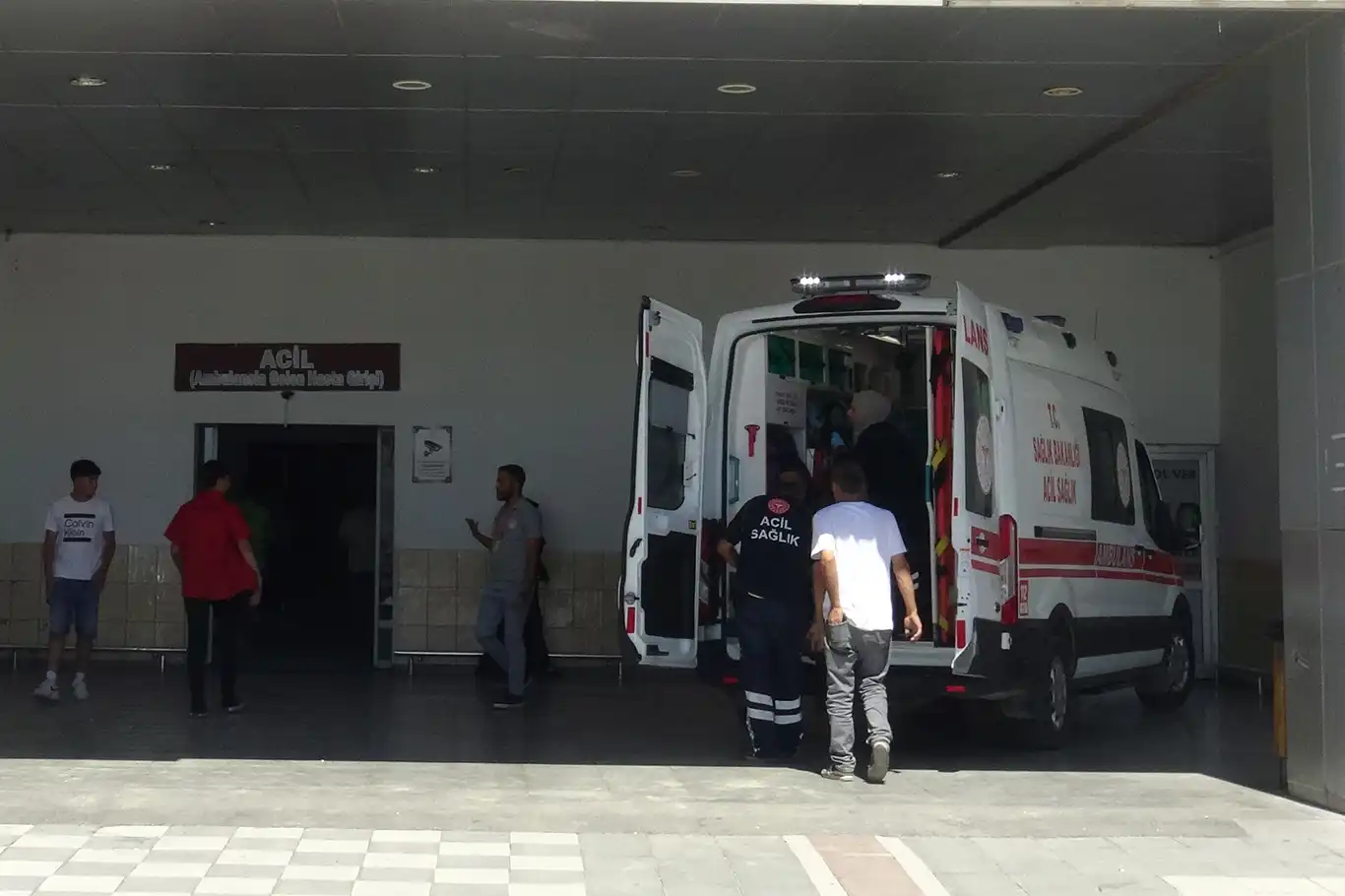 Otomobil aydınlatma direğine çarptı: 1 yaralı Otomobil aydınlatma direğine çarptı: 1 yaralı