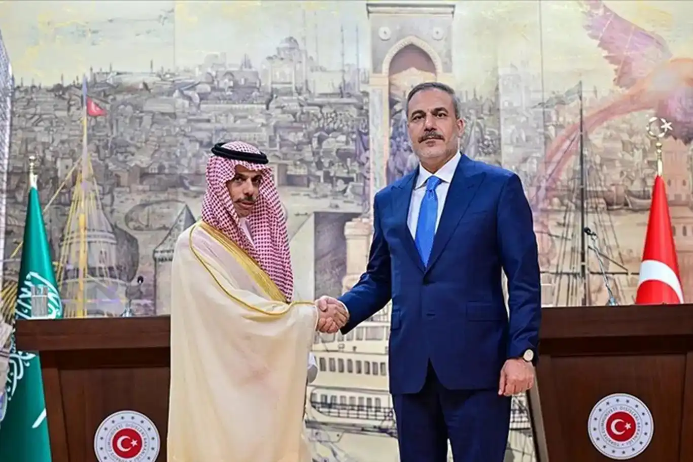 فيدان يبحث هاتفياً مع نظيره السعودي آخر التطورات في غزة فيدان يبحث هاتفياً مع نظيره السعودي آخر التطورات في غزة