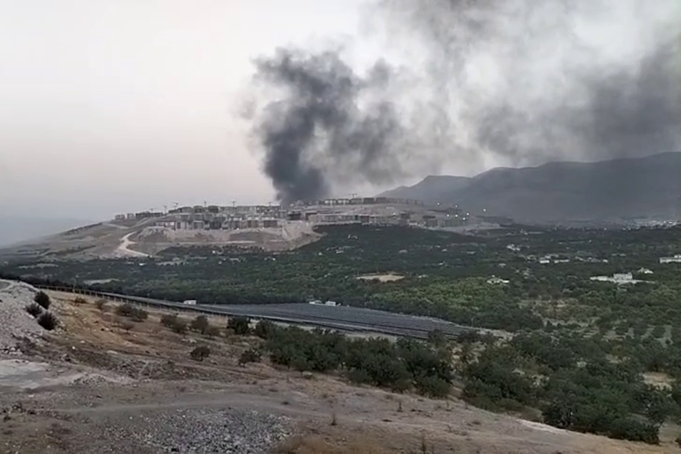 Şantiye kavgasının ardından işçilerin kaldığı konteynerler ateşe verildi Şantiye kavgasının ardından işçilerin kaldığı konteynerler ateşe verildi