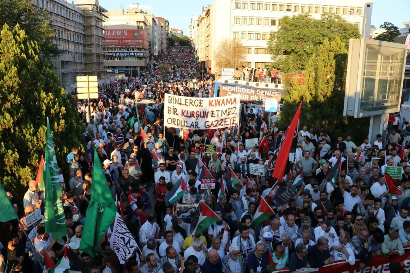 Gazze için Meclis'e on binler yürüyüşe geçti Gazze için Meclis'e on binler yürüyüşe geçti