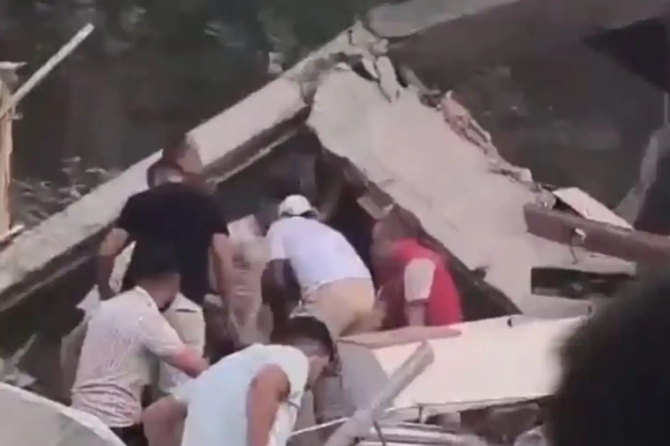 Balıkesir'deki deprem nedeniyle bazı binalar yıkıldı Balıkesir'deki deprem nedeniyle bazı binalar yıkıldı