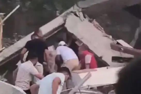 Balıkesir'deki deprem nedeniyle bazı binalar yıkıldı