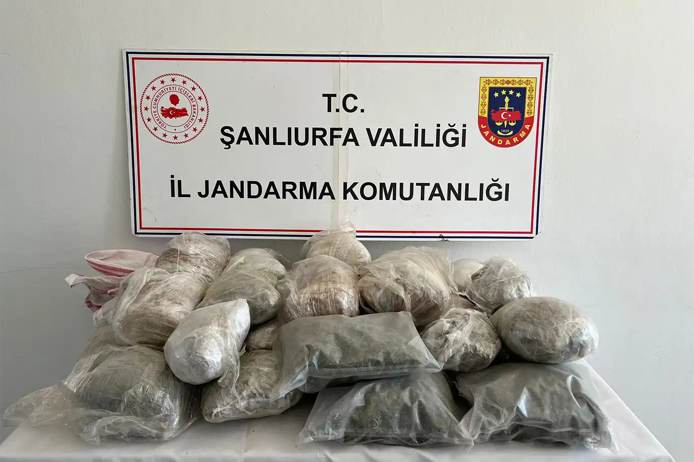 Şanlıurfa’da 26 kilo 400 gram esrar ele geçirildi Şanlıurfa’da 26 kilo 400 gram esrar ele geçirildi