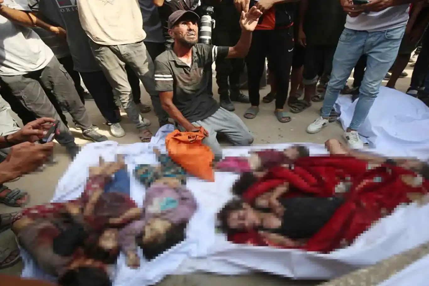 12 شهيدًا وعشرات الجرحى..الاحتلال يرتكب مجزرتين في خان يونس وغزة 12 شهيدًا وعشرات الجرحى..الاحتلال يرتكب مجزرتين في خان يونس وغزة